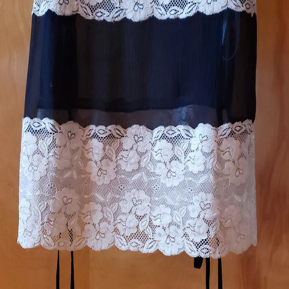 Marciano 100% silk & lace camisole size large - Picture 12 of 12